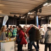 Ausstellung mit vielen Leuten