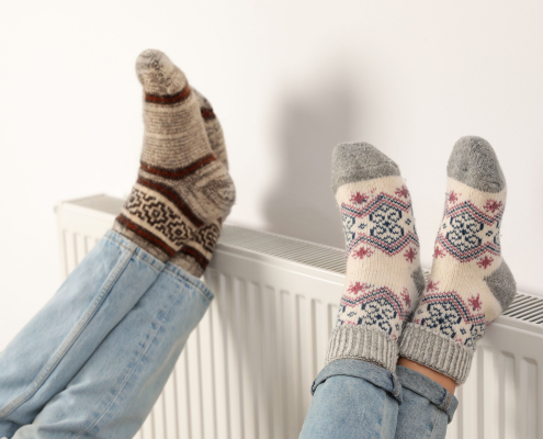 Beine warme Socken auf Heizung