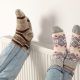 Beine warme Socken auf Heizung